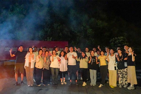 与自然共舞，户外爬山让